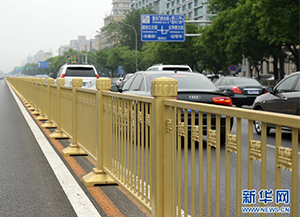 北京長(zhǎng)安街道路護(hù)欄，土豪金的蛻變